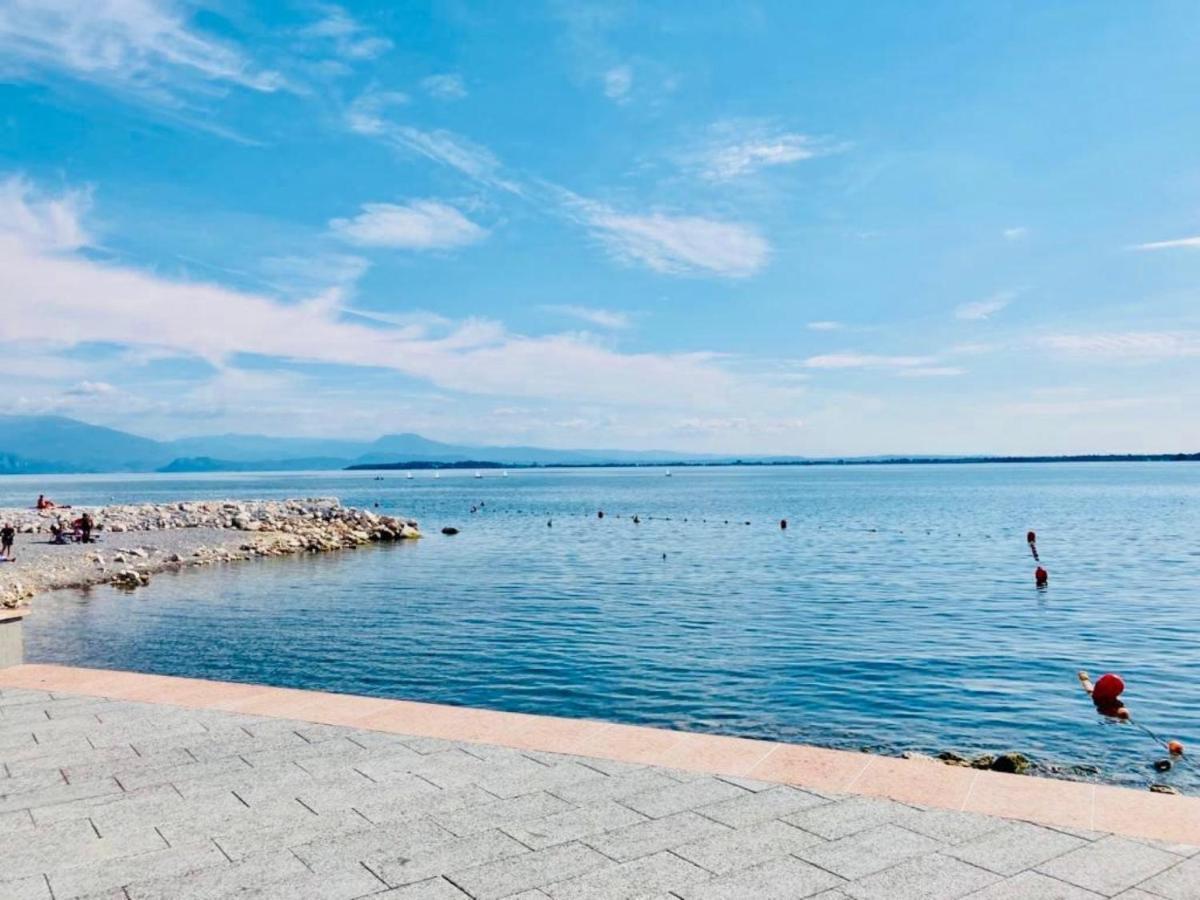 Palm Beach - Your Private And Complete Apartment In Desenzano Del Garda Bagian luar foto